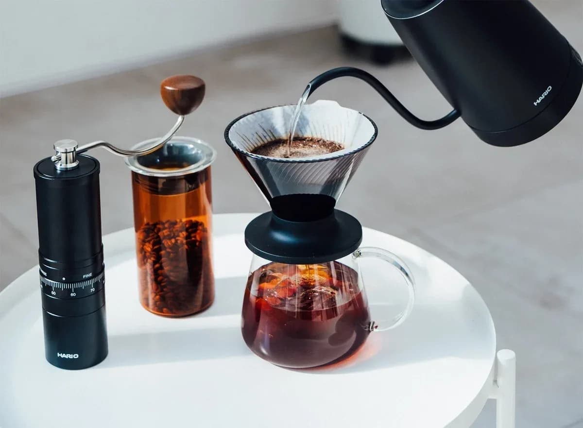 El değirmeni, çekirdek kavanozu, V60 ve kettle ile filtre kahve demleme seti