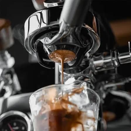 Portafiltreden buzlu bardağa akan espresso shot