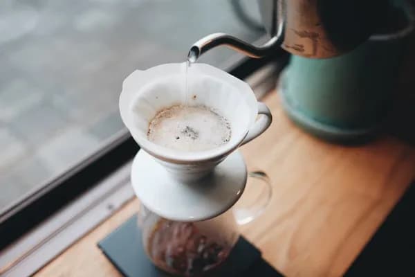 Pencere önünde V60 ile demlenen Flores Roastery filtre kahvesi