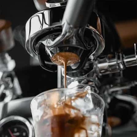Portafiltreden buzlu bardağa akan espresso shot